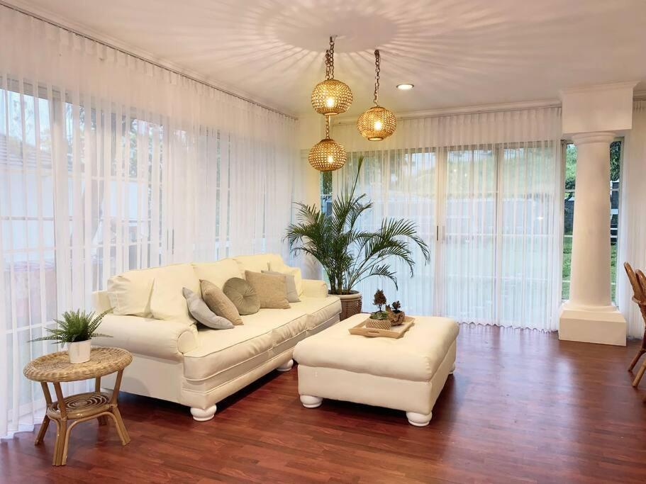 Tropical Villa By Villapedia Citaringgul Exterior foto